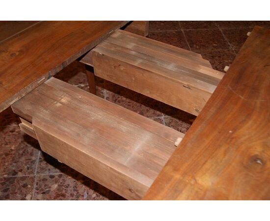 Italian Louis XVI style extendable circular table in walnut, extendable to 3 meters, early 1800s.