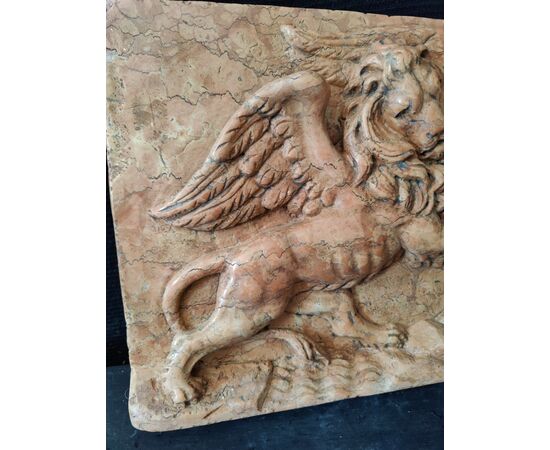 Bassorilievo - Strepitoso Leone di San Marco in marmo rosso Verona - 41 x 30 cm
