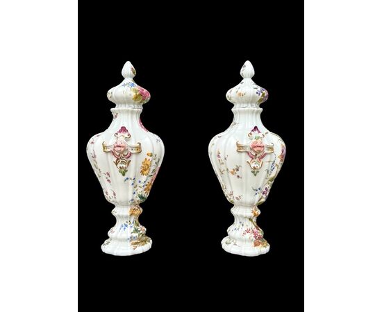 Pair of ceramic vases with floral decoration. Gian Battista Viero manufacture. Nove di Bassano