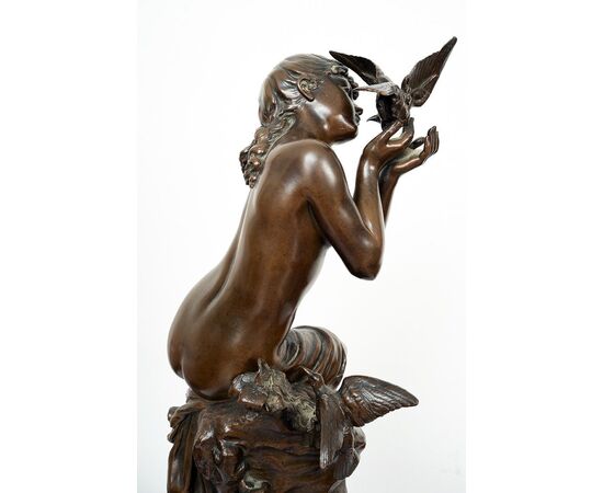 Scultura antica in bronzo patinato firmata "Math Moreau" poggiante su base girevole.Francia XIX secolo.