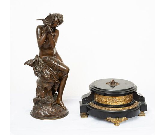 Scultura antica in bronzo patinato firmata "Math Moreau" poggiante su base girevole.Francia XIX secolo.