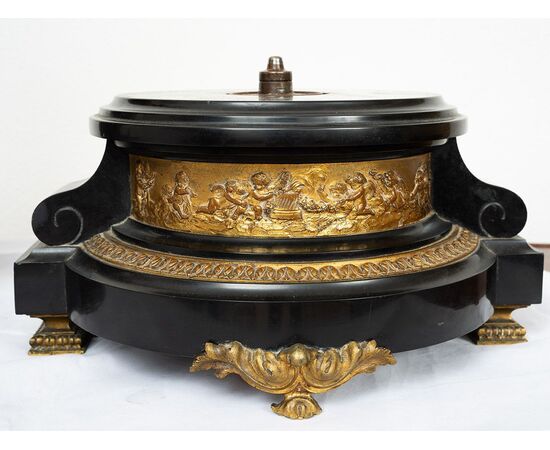Scultura antica in bronzo patinato firmata "Math Moreau" poggiante su base girevole.Francia XIX secolo.