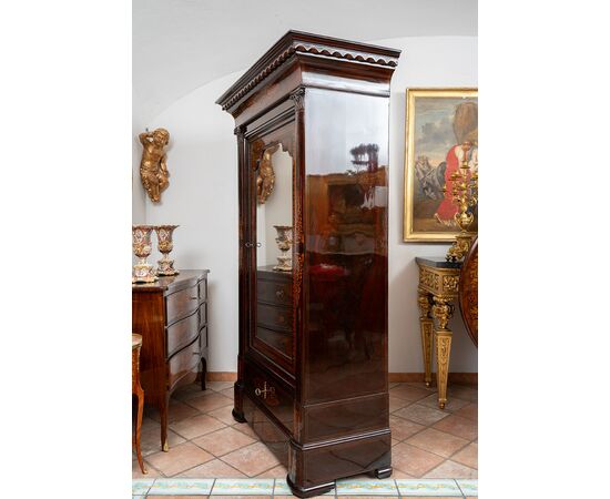 Armadio antico Smith Napoletano in piuma di mogano con innesti di intarsio in acero. Periodo inizio 800.