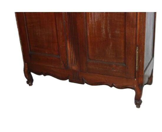 Armadio Provenzale francese del XVIII secolo a 2 ante chiuse in legno di noce
