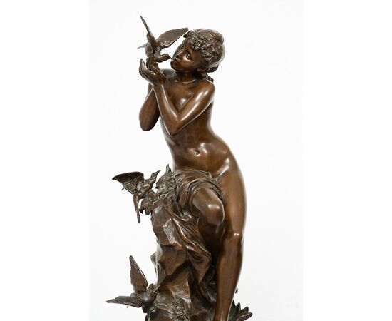 Scultura antica in bronzo patinato firmata "Math Moreau" poggiante su base girevole.Francia XIX secolo.