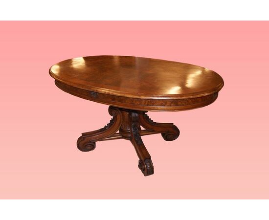 Fixed oval Louis Philippe style living room table from the 1800s in mahogany and elm burl.