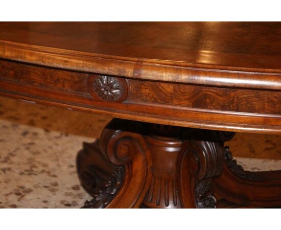Fixed oval Louis Philippe style living room table from the 1800s in mahogany and elm burl.