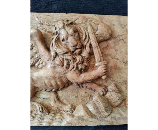 Bassorilievo - Strepitoso Leone di San Marco in marmo rosso Verona - 41 x 30 cm