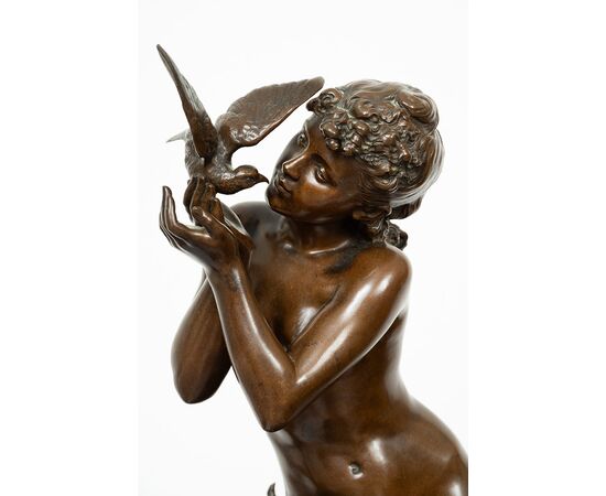 Scultura antica in bronzo patinato firmata "Math Moreau" poggiante su base girevole.Francia XIX secolo.
