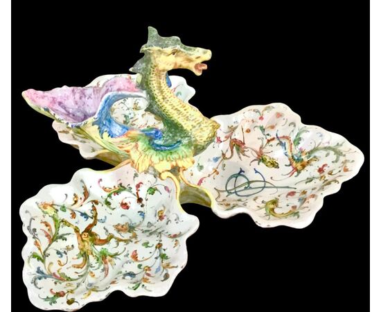 Trilobed majolica centerpiece with dragon figure. Minghetti manufacture. Bologna.