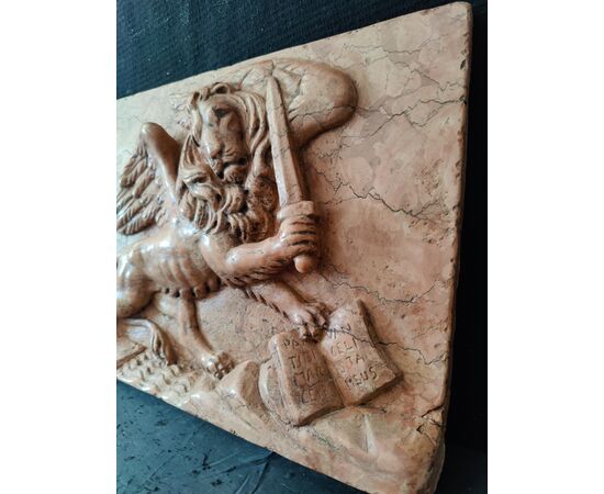 Bassorilievo - Strepitoso Leone di San Marco in marmo rosso Verona - 41 x 30 cm
