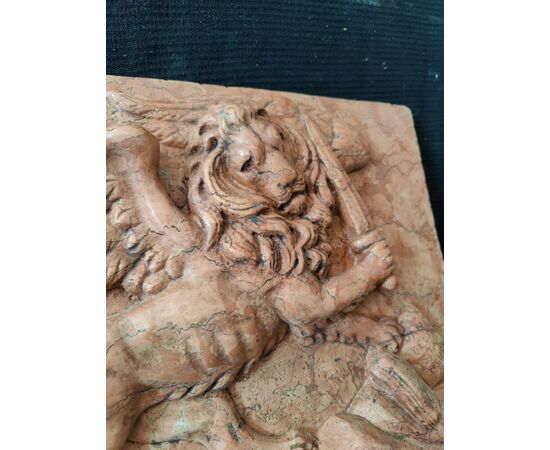 Bassorilievo - Strepitoso Leone di San Marco in marmo rosso Verona - 41 x 30 cm