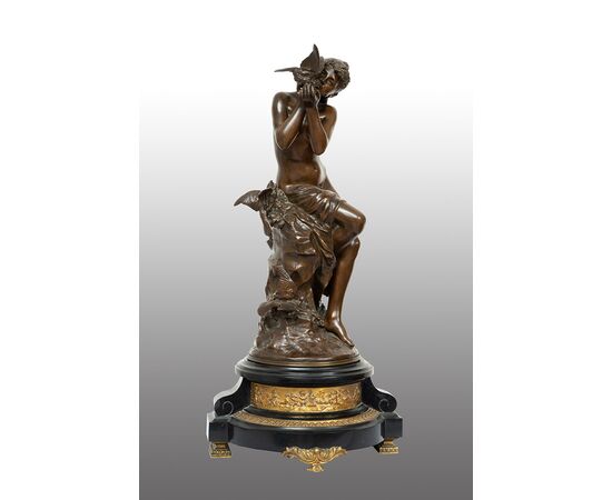 Scultura antica in bronzo patinato firmata "Math Moreau" poggiante su base girevole.Francia XIX secolo.
