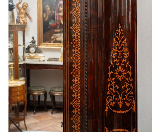 Armadio antico Smith Napoletano in piuma di mogano con innesti di intarsio in acero. Periodo inizio 800.
