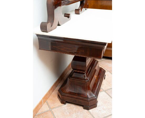 Toilettes antica Smith Napoletana in piuma di mogano con innesti di intarsio in acero appartenente agli inizi del XIX secolo.