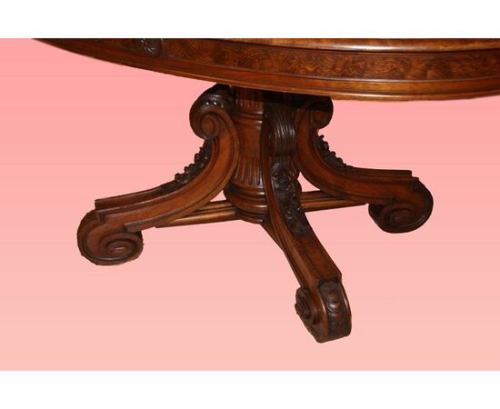 Fixed oval Louis Philippe style living room table from the 1800s in mahogany and elm burl.