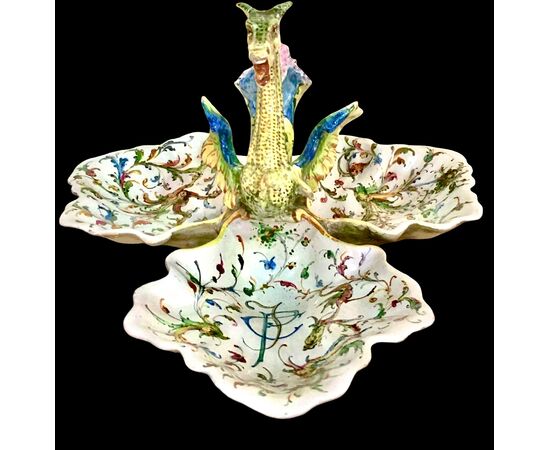 Trilobed majolica centerpiece with dragon figure. Minghetti manufacture. Bologna.