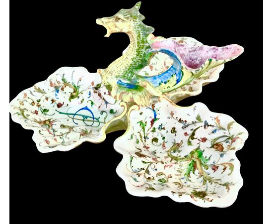 Trilobed majolica centerpiece with dragon figure. Minghetti manufacture. Bologna.