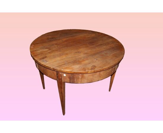 Italian Louis XVI style extendable circular table in walnut, extendable to 3 meters, early 1800s.