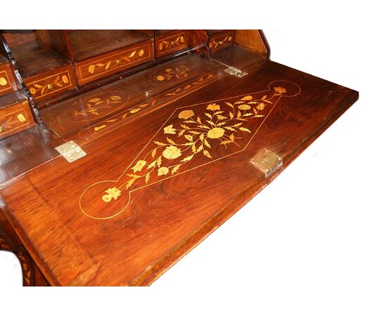 Dutch flap desk from the 1700s, Regency style, in richly inlaid mahogany with floral and bird decorations