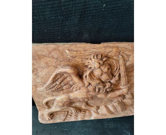 Bassorilievo - Strepitoso Leone di San Marco in marmo rosso Verona - 41 x 30 cm