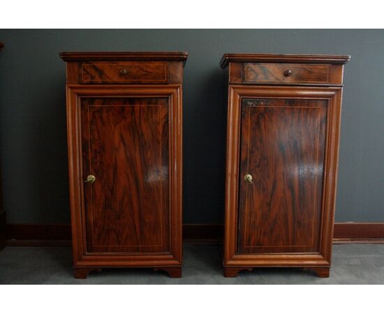 Pair of French Charles X style bedside tables from the 1800s in flamed walnut with marble top