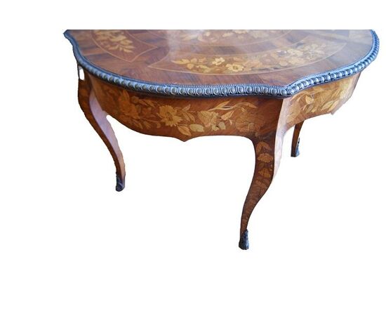 Splendid Dutch table from the 1700s in the Louis XV style, richly inlaid