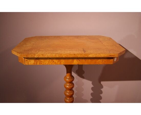 Antico tavolino Biedermeier in betulla del 1800