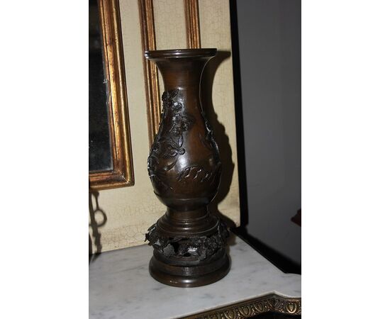 Triptych composed of 3 Chinese bronze vases from the 1800s depicting scenes with beasts and landscape