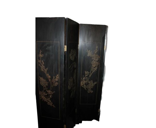 Chinese screen room divider from the 1800s, golden painted with animals