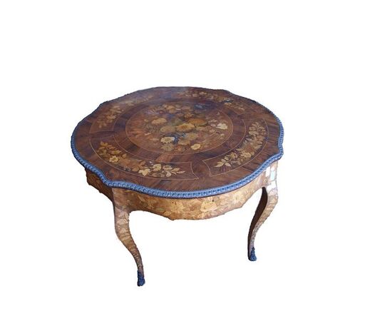 Splendid Dutch table from the 1700s in the Louis XV style, richly inlaid