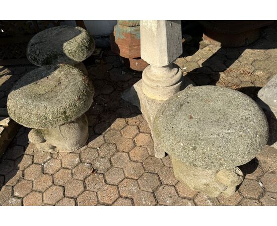 DARS684 - N. 5 cement mushroom sculptures, 20th century, measure cm 40 x H 38