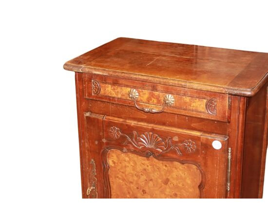 Piccola Credenza Provenzale in legno di noce e olmo ad 1 anta