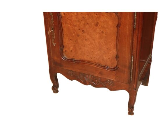 Piccola Credenza Provenzale in legno di noce e olmo ad 1 anta
