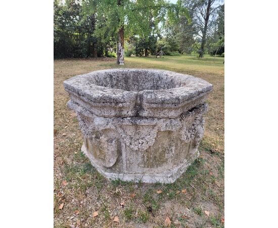Spettacolare ed importante pozzo in pietra - 155 x 155 cm