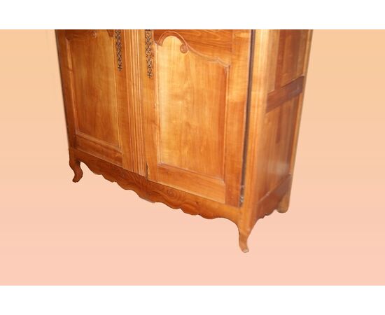 Grande armadio francese stile provenzale di fine 1700 in legno di ciliegio
