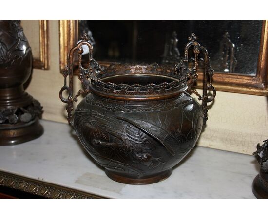 Triptych composed of 3 Chinese bronze vases from the 1800s depicting scenes with beasts and landscape