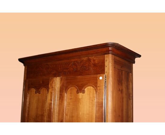 Grande armadio francese stile provenzale di fine 1700 in legno di ciliegio