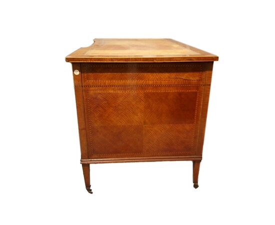 Mid-1800s Victorian English desk in citron wood with leather top