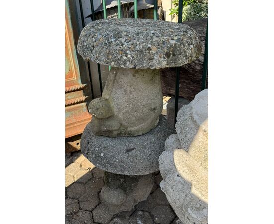 DARS684 - N. 5 cement mushroom sculptures, 20th century, measure cm 40 x H 38