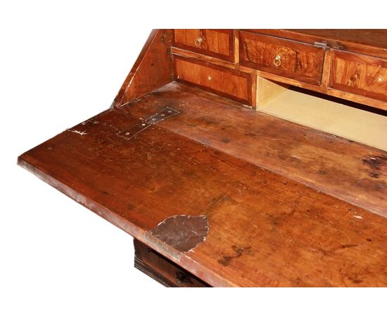 Ribalta italiana del 1600 Lombarda in legno di noce con motivi di intarsio