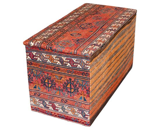 Chest covered with kilim - M/296 -