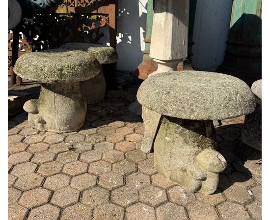 DARS684 - N. 5 cement mushroom sculptures, 20th century, measure cm 40 x H 38
