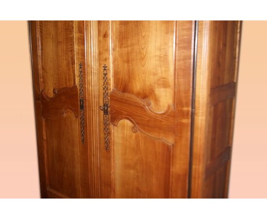 Grande armadio francese stile provenzale di fine 1700 in legno di ciliegio