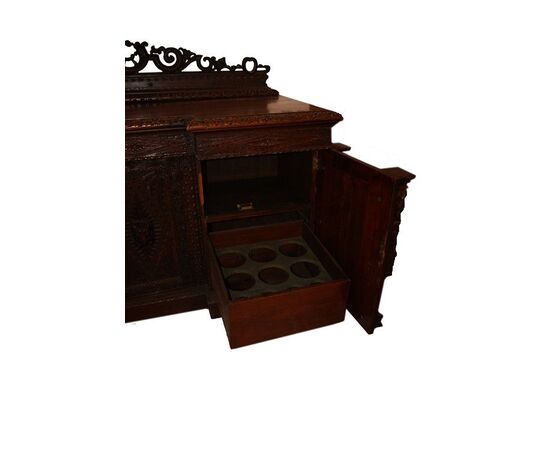 Antique large Tudor style sideboard from the 1800s in oak with a Glasgow Cathedral plate