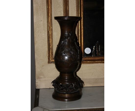 Triptych composed of 3 Chinese bronze vases from the 1800s depicting scenes with beasts and landscape