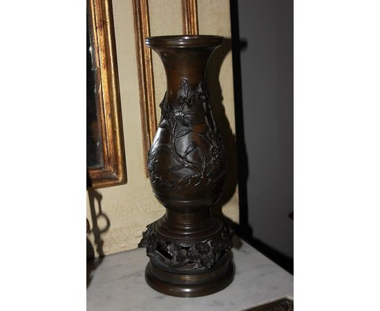 Triptych composed of 3 Chinese bronze vases from the 1800s depicting scenes with beasts and landscape