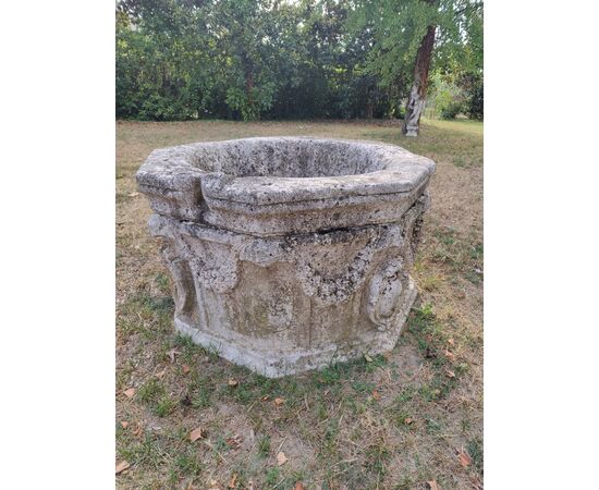 Spettacolare ed importante pozzo in pietra - 155 x 155 cm