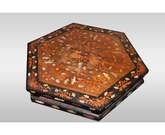 Stunning English 1800s small table with oriental taste, inlays and ivory.