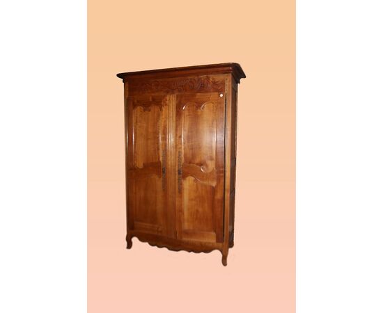 Grande armadio francese stile provenzale di fine 1700 in legno di ciliegio